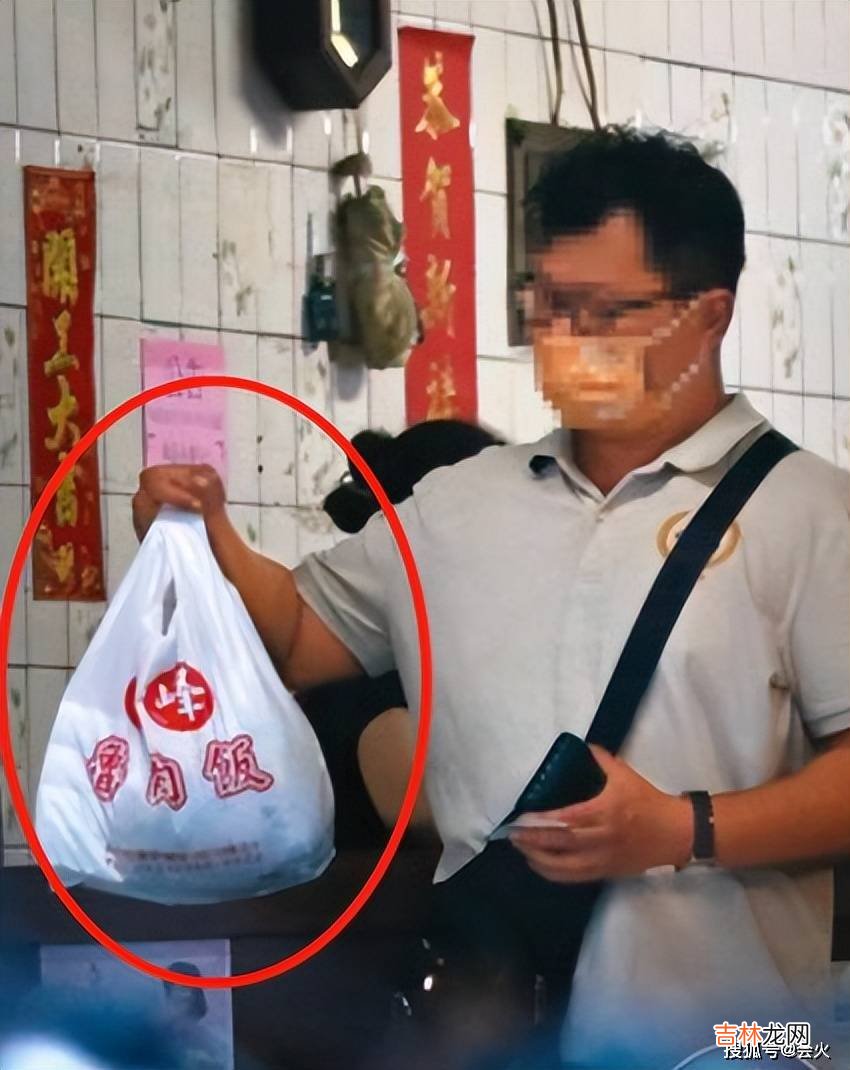 林志玲街头购物被偶遇！路边买卤肉饭十分豪迈，司机手上拎一大包