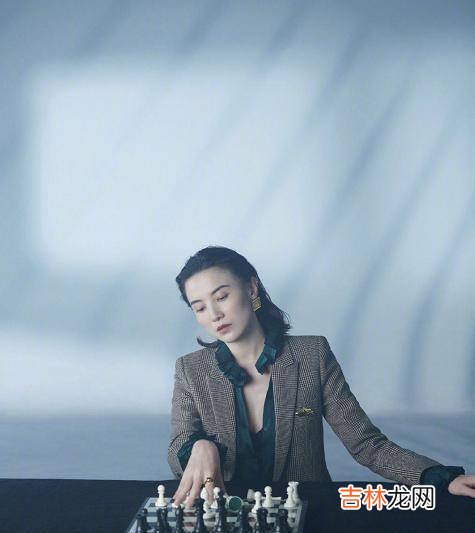 三四十岁的职场女性怎样穿？建议多学宋佳的搭配，精致干练显气质