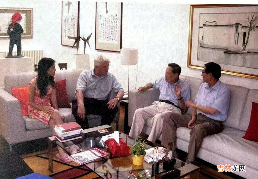 好友公开杨振宁家庭合影，翁帆母亲罕见出镜，与杨老同框其乐融融