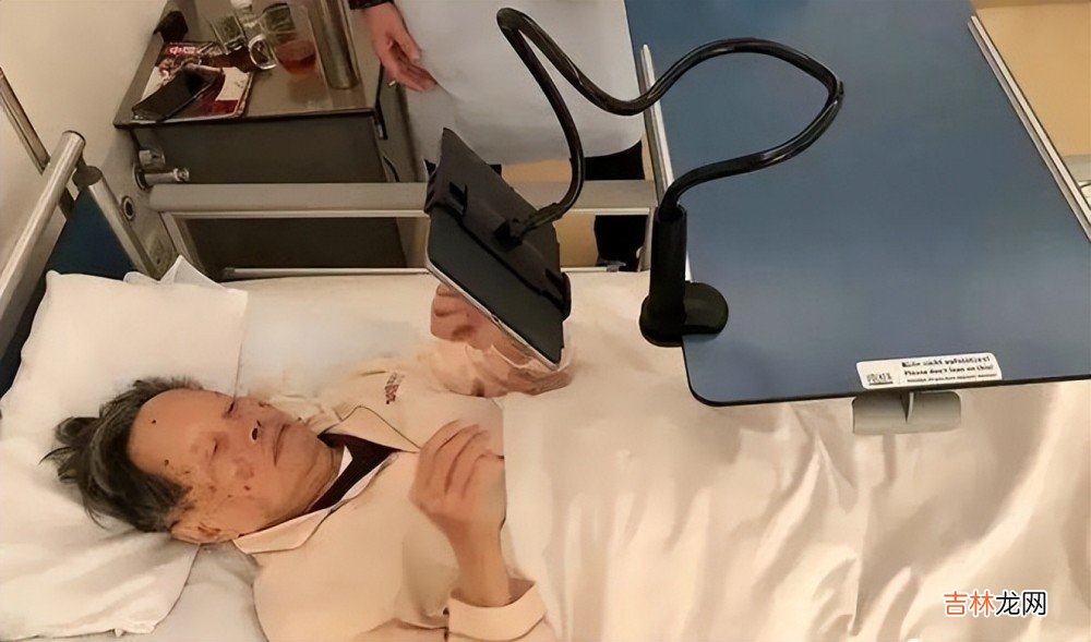 好友公开杨振宁家庭合影，翁帆母亲罕见出镜，与杨老同框其乐融融