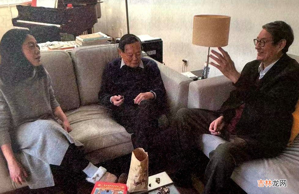 好友公开杨振宁家庭合影，翁帆母亲罕见出镜，与杨老同框其乐融融