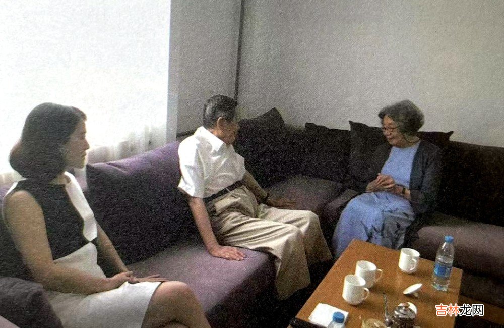 好友公开杨振宁家庭合影，翁帆母亲罕见出镜，与杨老同框其乐融融