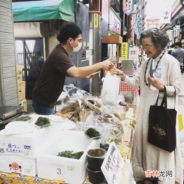 日本70岁阿姨，5点起床做家务，但她的精致优雅却让很多人羡慕