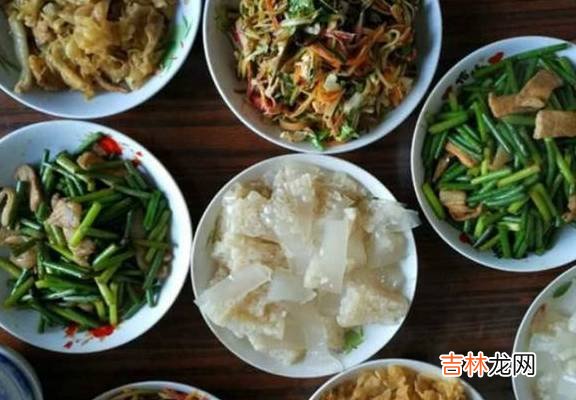 领媳妇回老家，我妈下厨做了一桌子菜，饭后媳妇却说出这种话