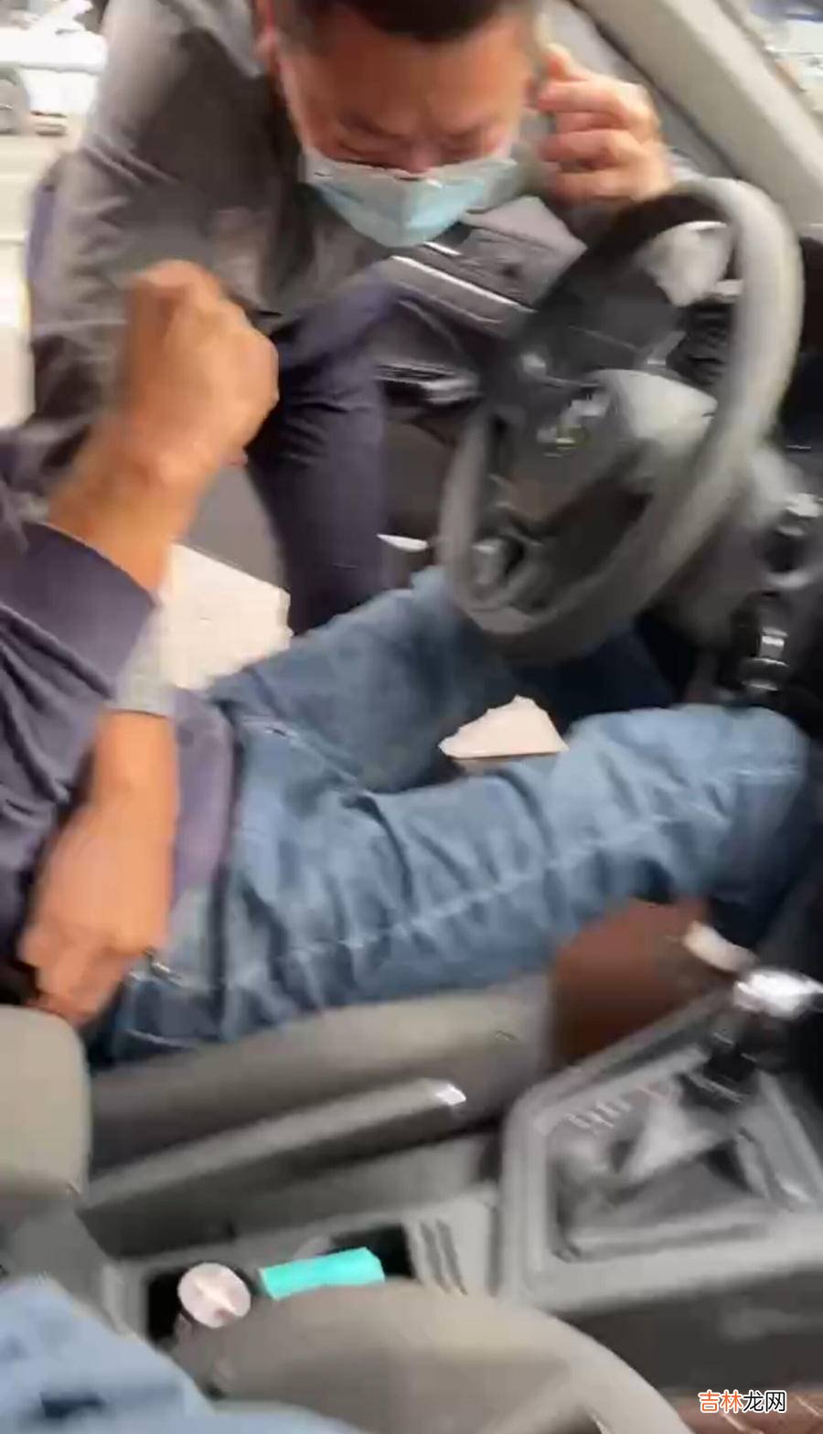 车主因突发抽搐将小车停在路中间，过路男子冲下车帮打120就医