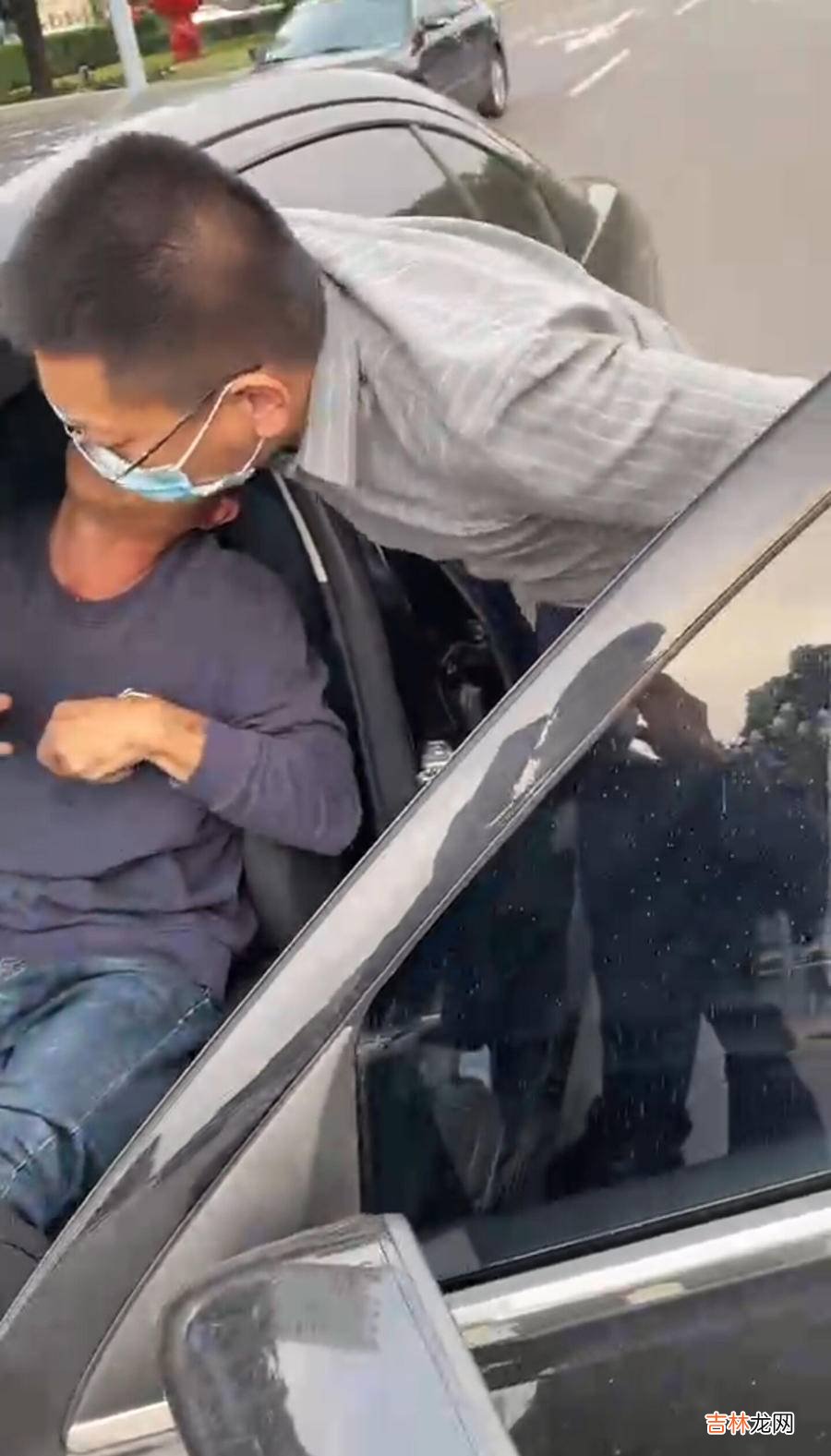 车主因突发抽搐将小车停在路中间，过路男子冲下车帮打120就医