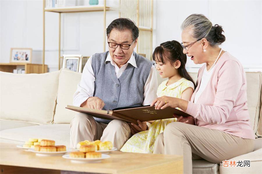 陪孩子打点滴，爷爷却霸占床位，网友：爱是真的，但不多