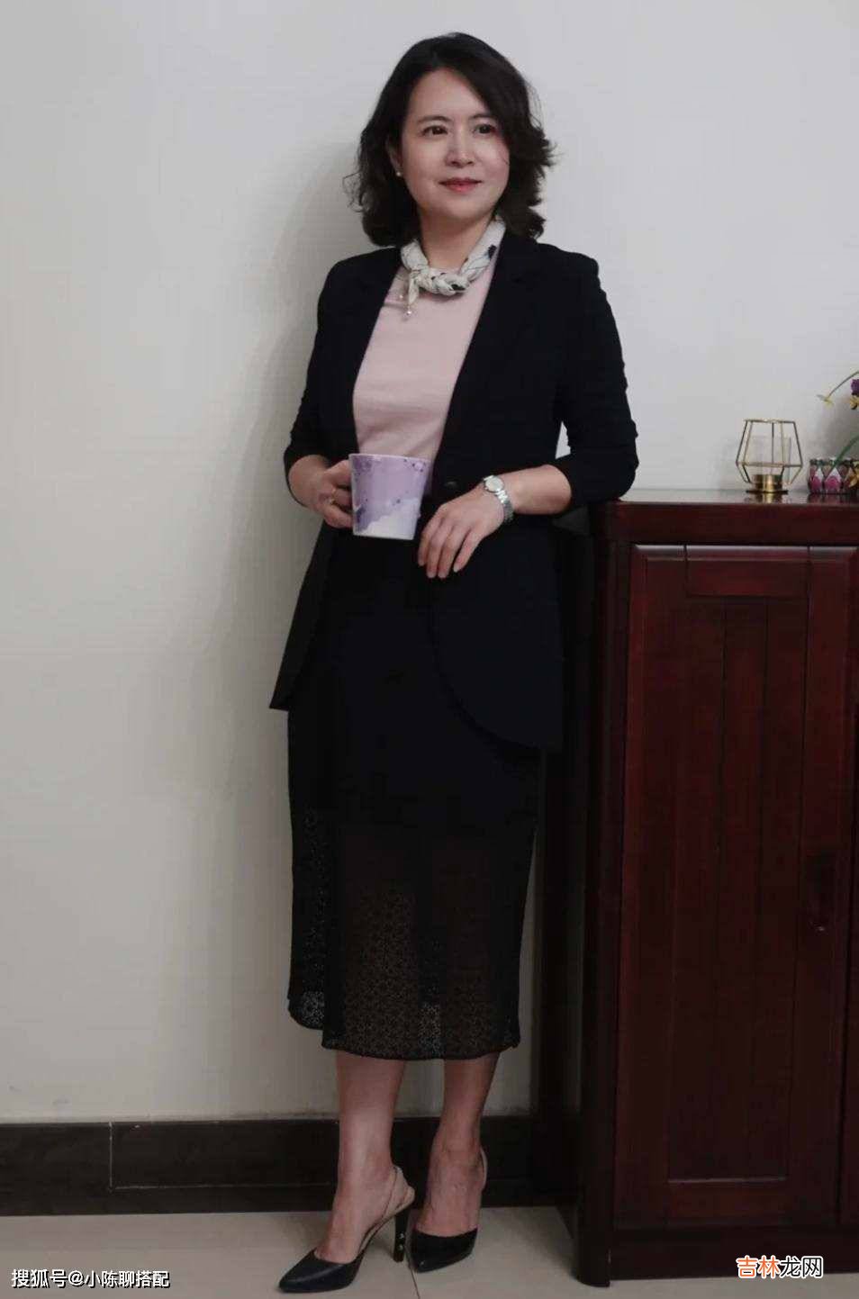 微胖女人穿衣宽松点好还是修身点好？知道这2个关键方能优雅大方