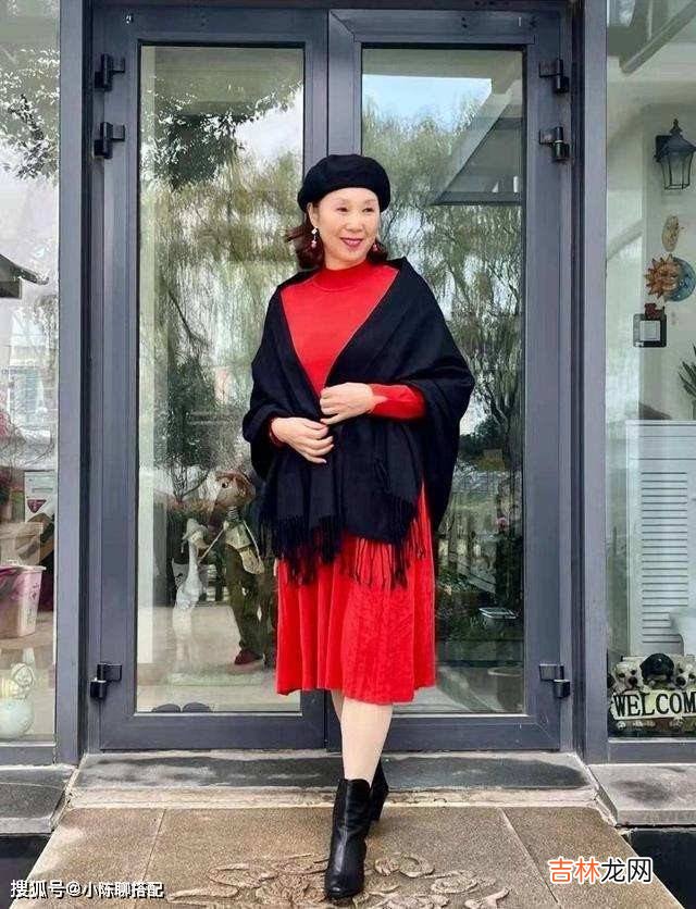 女人上了年纪，穿红色才最减龄，看这些60+女人的红装，美又嫩