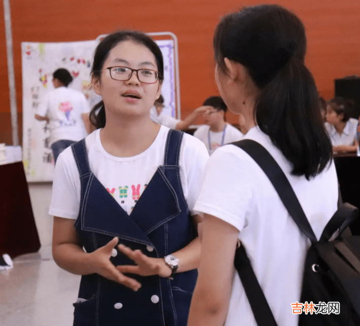 “我这一块表能买你命”，公职夫妻对加油员耍官威，结局大快人心