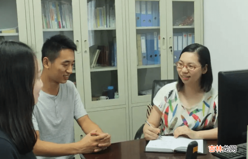 “我这一块表能买你命”，公职夫妻对加油员耍官威，结局大快人心