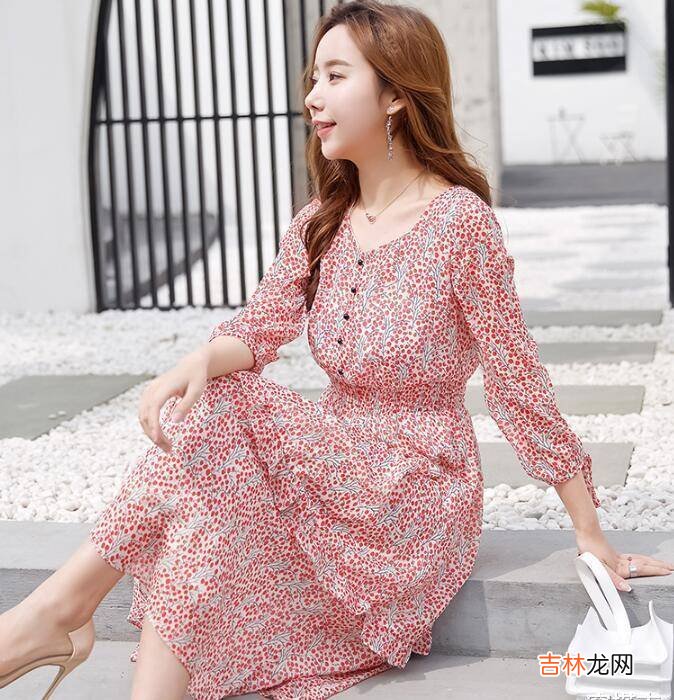 女人漂亮就别乱穿衣了，学我小姨这样穿连衣裙，优雅更知性