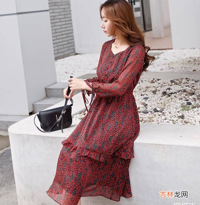 女人漂亮就别乱穿衣了，学我小姨这样穿连衣裙，优雅更知性