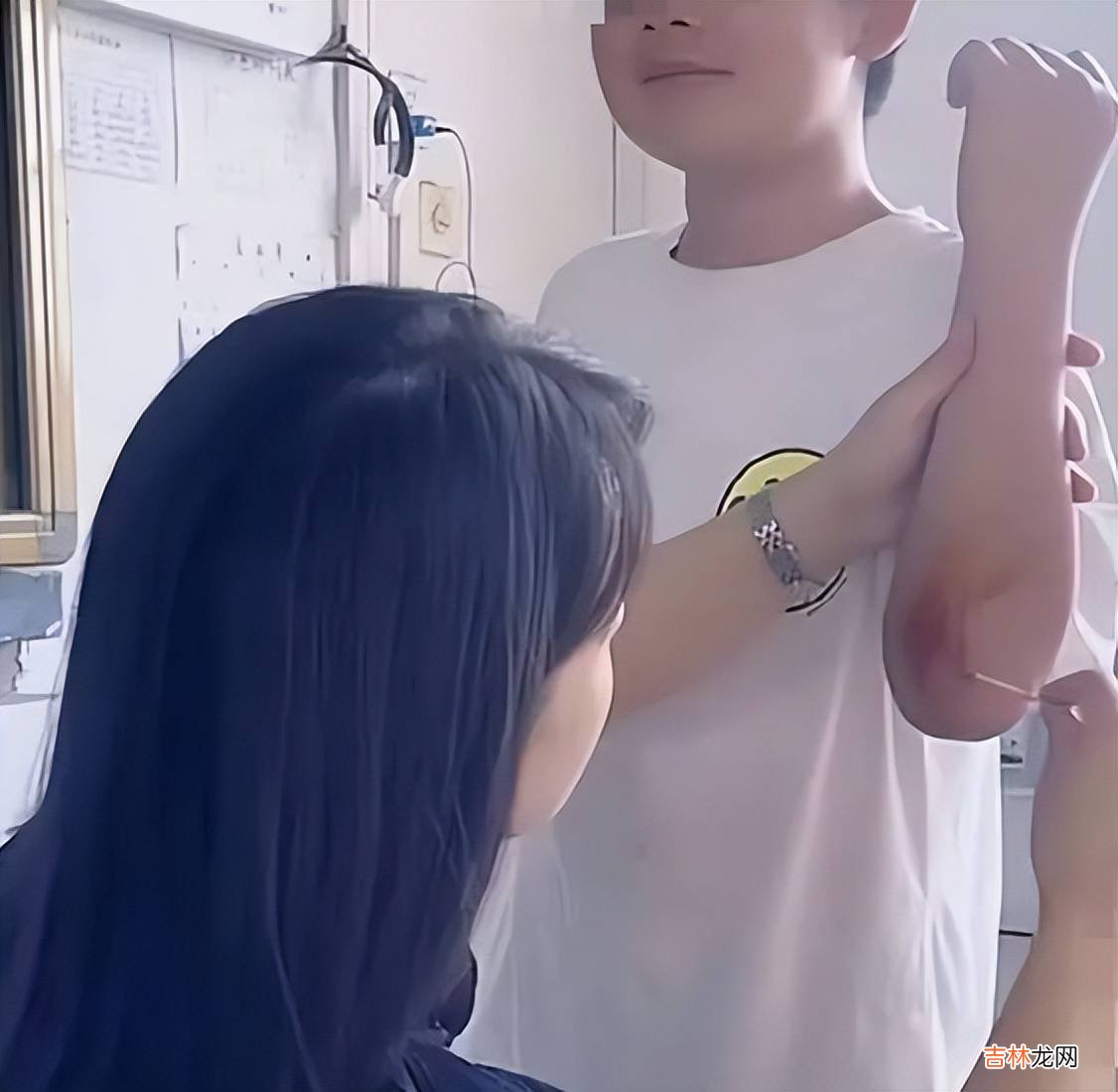 温馨又心酸！女班主任被调岗前，带了五年的学生哭成一片