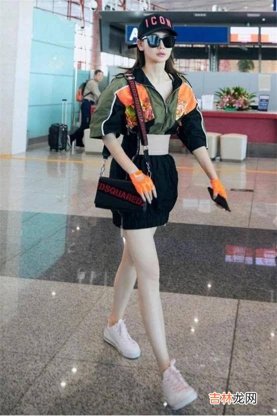 戚薇越来越会打扮，用腰封把长外套穿成“短裙”，身材好真占便宜！