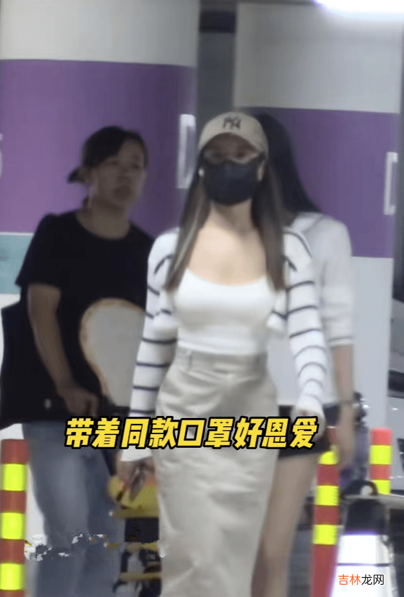 释小龙妻子女儿被拍，这细腰显身材长得又高挑，不像何洁又矮又胖