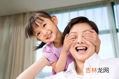 46万人点赞的“机场妈妈”：家庭关系中的松弛感，到底有多难？