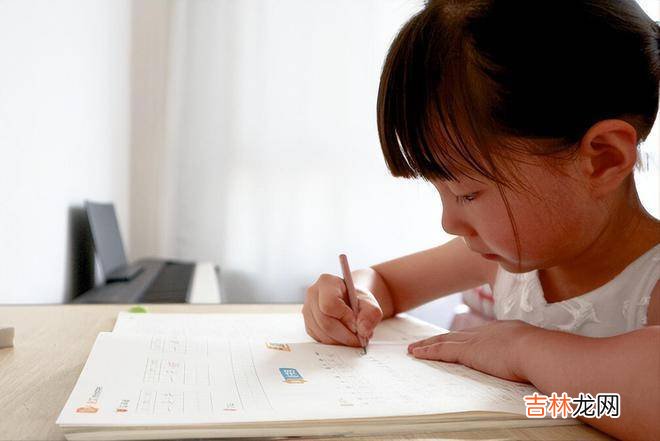 辅导作业双双被气哭、把手拍骨折，家长：陪写个作业咋就这么难？