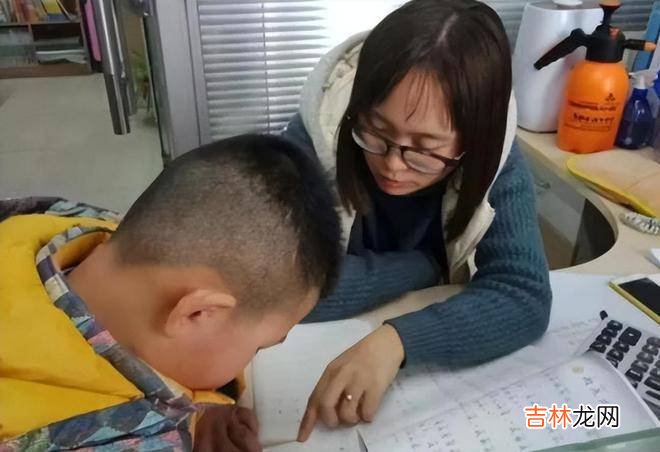 辅导作业双双被气哭、把手拍骨折，家长：陪写个作业咋就这么难？
