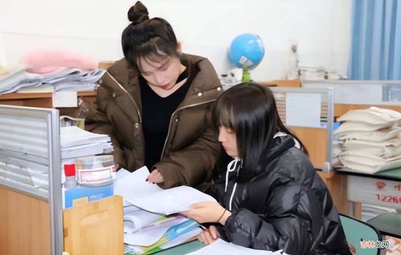 一中学老师上课跳舞活跃气氛，学生看得欢呼雀跃，家长却有争议