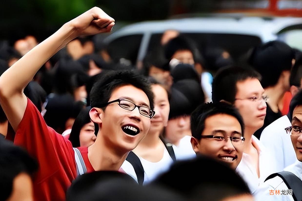 厨师爸爸为儿子抄试卷，字迹工整画工一流似“打印体”，连抄4份