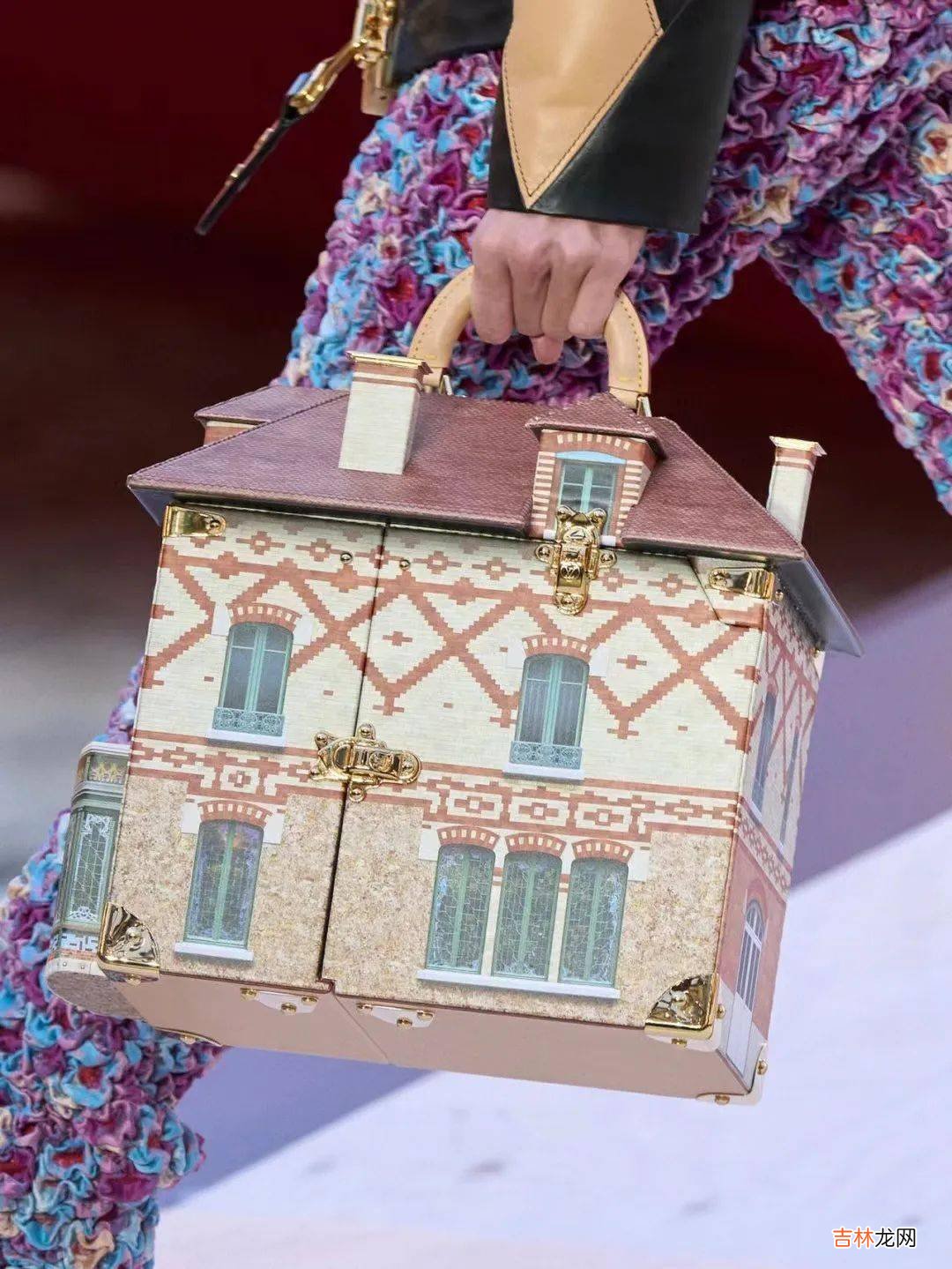 破坏女性的规范，箱包世家的演出，Louis Vuitton 2023SS不止于“大”而已！