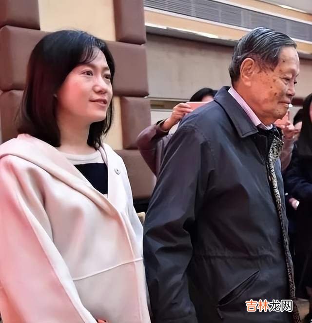 杨振宁百岁宴后摔倒住院，脊椎骨裂状态不佳引担忧，娇妻全程陪护