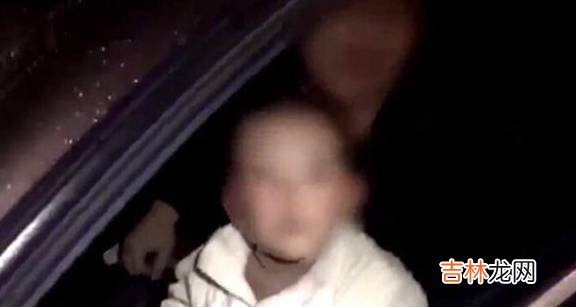 高速收费站设卡检查，一辆suv摇下车窗后，交警看到吓出一身冷汗