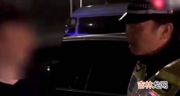 高速收费站设卡检查，一辆suv摇下车窗后，交警看到吓出一身冷汗