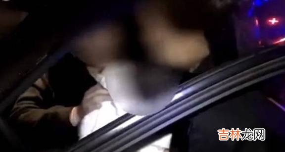 高速收费站设卡检查，一辆suv摇下车窗后，交警看到吓出一身冷汗