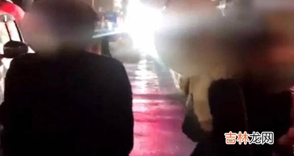 高速收费站设卡检查，一辆suv摇下车窗后，交警看到吓出一身冷汗