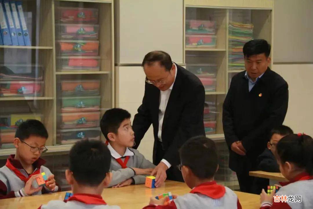 华山第二小学举行科技节系列活动之魔方大型拼图及挑战赛