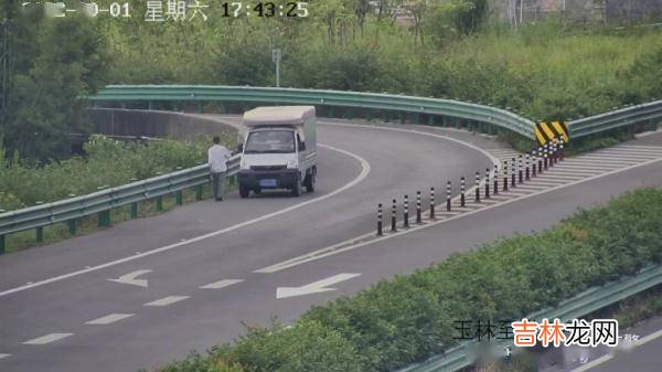错过高速出口，儿子竟让父亲下车指挥倒车，将近1公里！