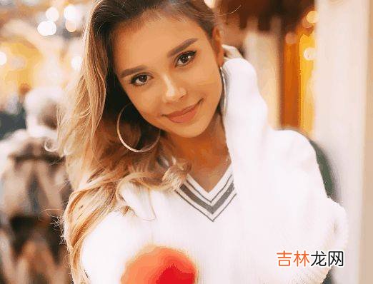 法国国宝级白富美，曾是贝克汉姆儿子女友，每一身穿搭都自带浪漫