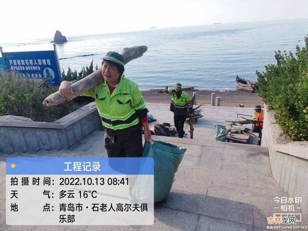 险！不到3岁男孩骑车冲向交通高峰期路口，崂山这名保洁员奋不顾身拉住