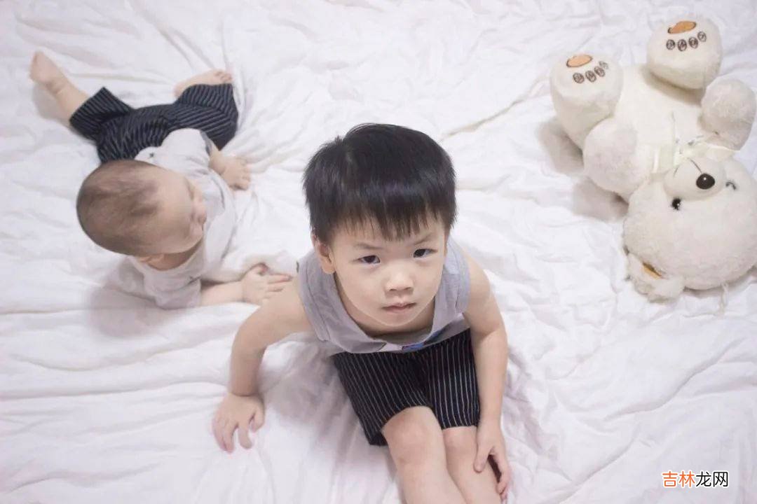 二胎家庭哪个孩子更聪明？二宝身上的3点优势，是大宝比不上的