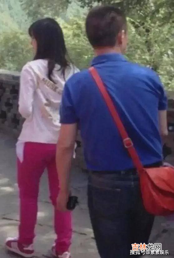 章泽天父亲露面，在女婿东哥面前显得有些拘谨，一家人十分幸福