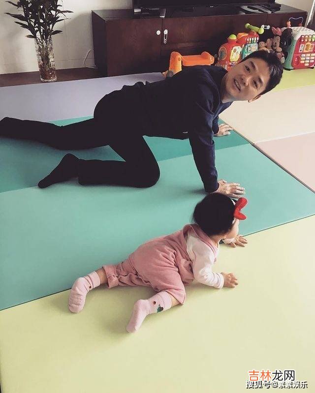 章泽天父亲露面，在女婿东哥面前显得有些拘谨，一家人十分幸福