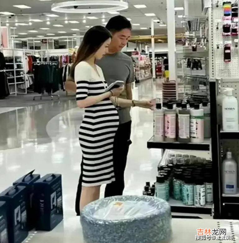 章泽天父亲露面，在女婿东哥面前显得有些拘谨，一家人十分幸福