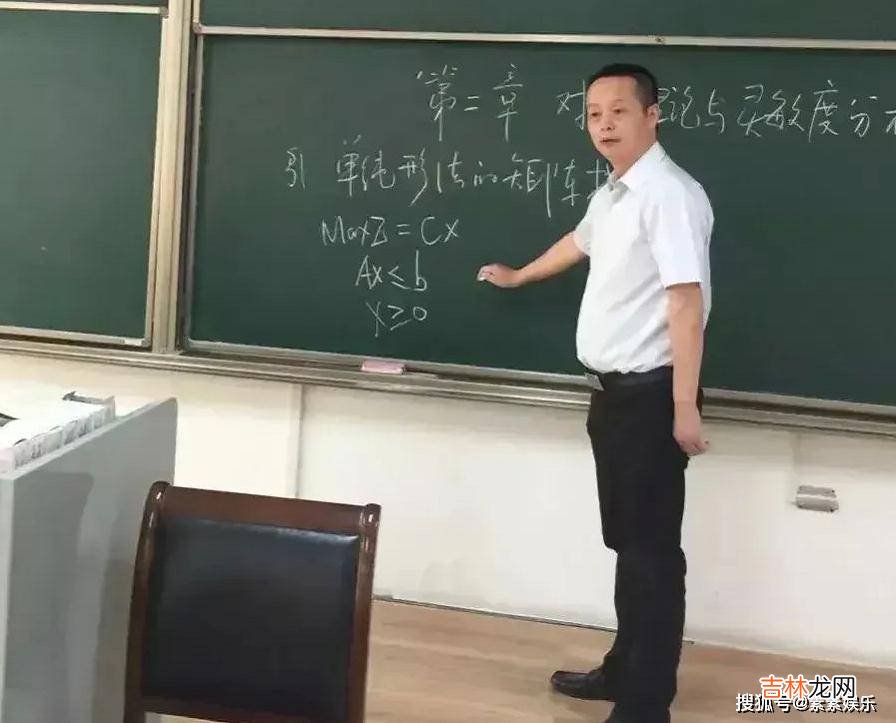 章泽天父亲露面，在女婿东哥面前显得有些拘谨，一家人十分幸福