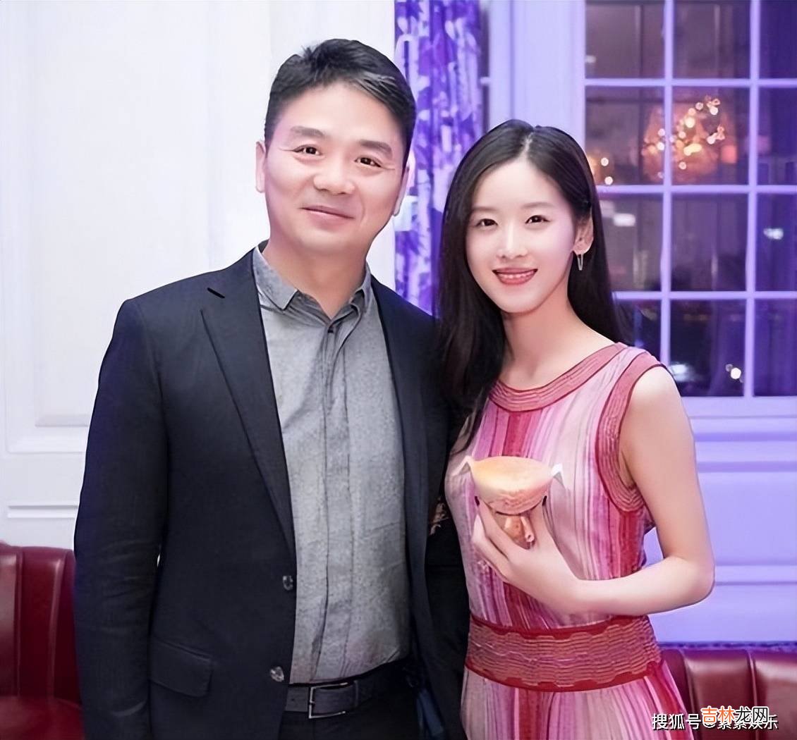 章泽天父亲露面，在女婿东哥面前显得有些拘谨，一家人十分幸福