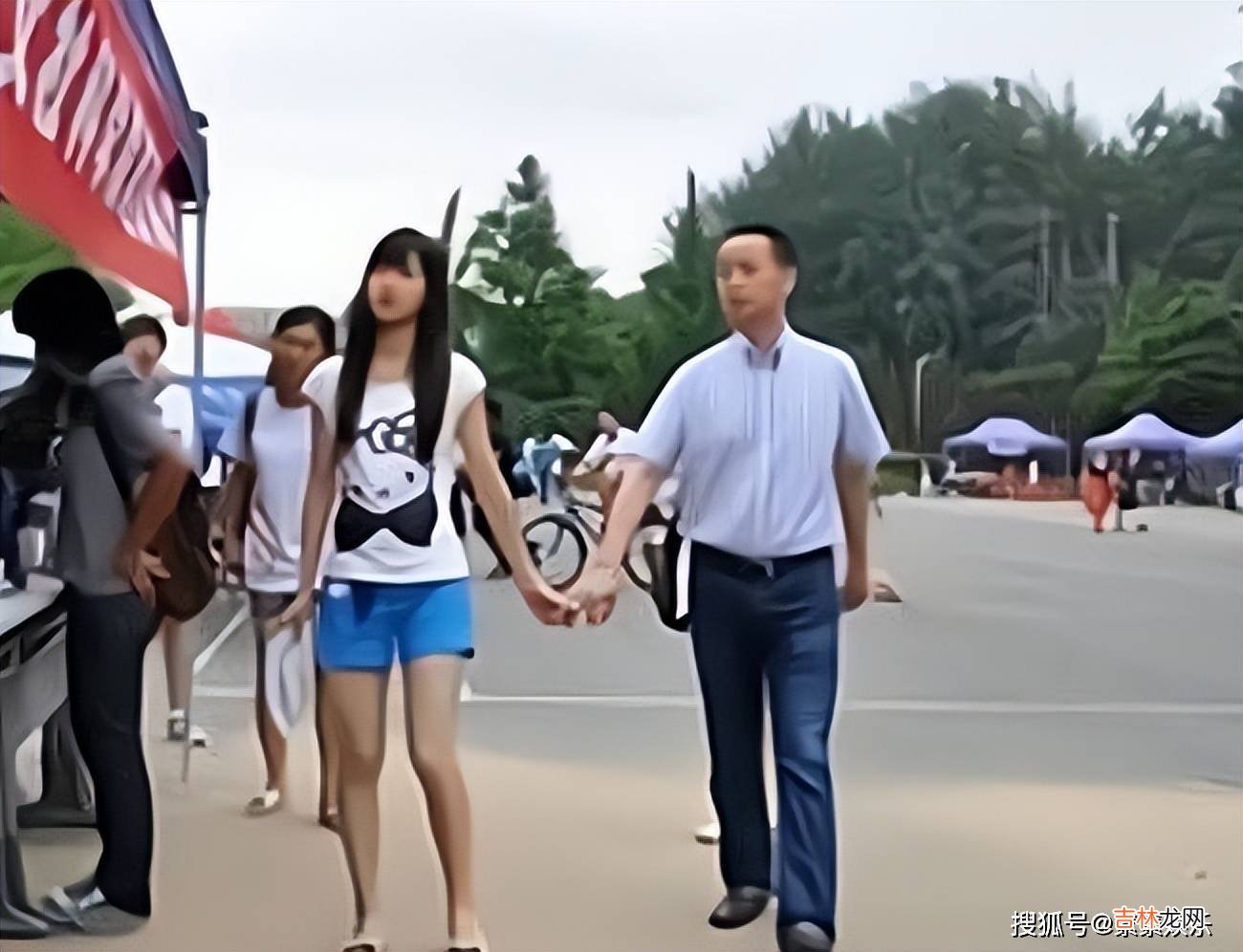 章泽天父亲露面，在女婿东哥面前显得有些拘谨，一家人十分幸福