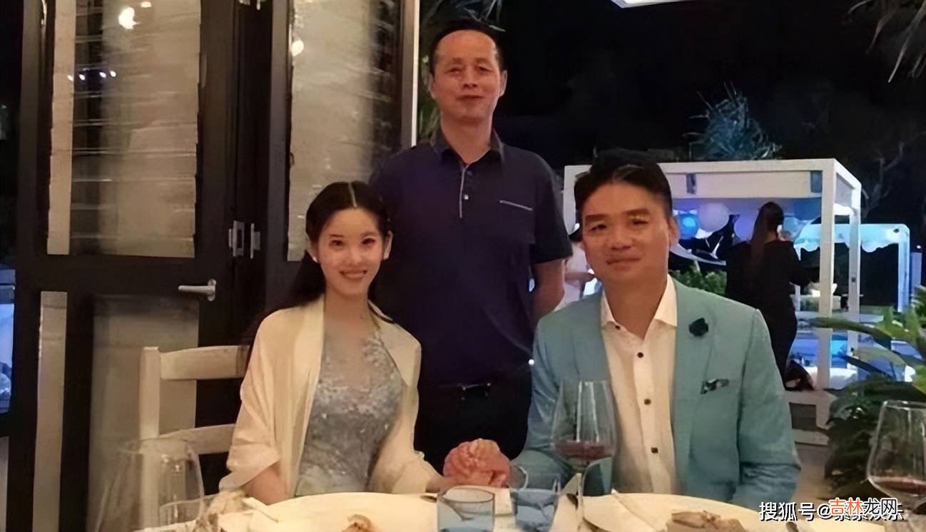 章泽天父亲露面，在女婿东哥面前显得有些拘谨，一家人十分幸福