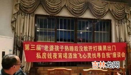 开心一刻：老婆：老公 老婆：老公，当初在百人相亲大会上有那么多女孩，你为啥选了我？