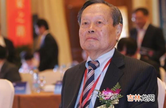 杨振宁百岁宴后摔倒入院，岳母前来探望，翁帆不离不弃不要遗产