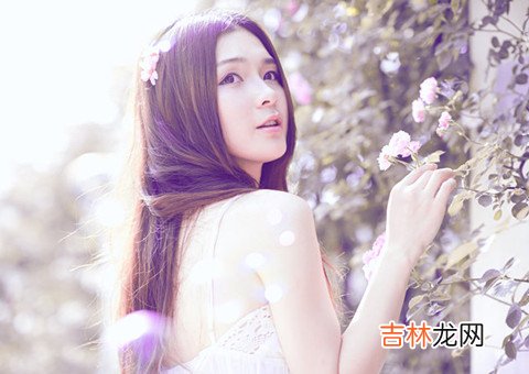 天真的以为足够的勇气去等待 想哭的时候告诉自己，哭给谁看，疼给谁惜