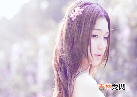 天真的以为足够的勇气去等待 想哭的时候告诉自己，哭给谁看，疼给谁惜