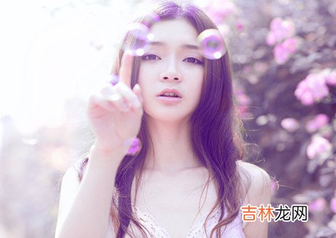 天真的以为足够的勇气去等待 想哭的时候告诉自己，哭给谁看，疼给谁惜