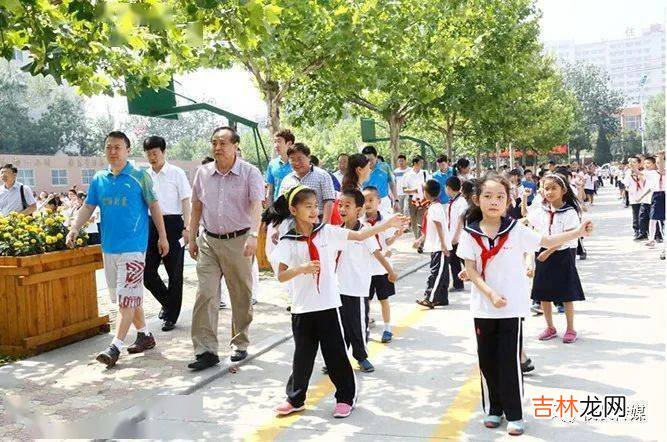 班主任：孩子，那个管你最狠的老师，其实爱你最深（家长读给孩子听）