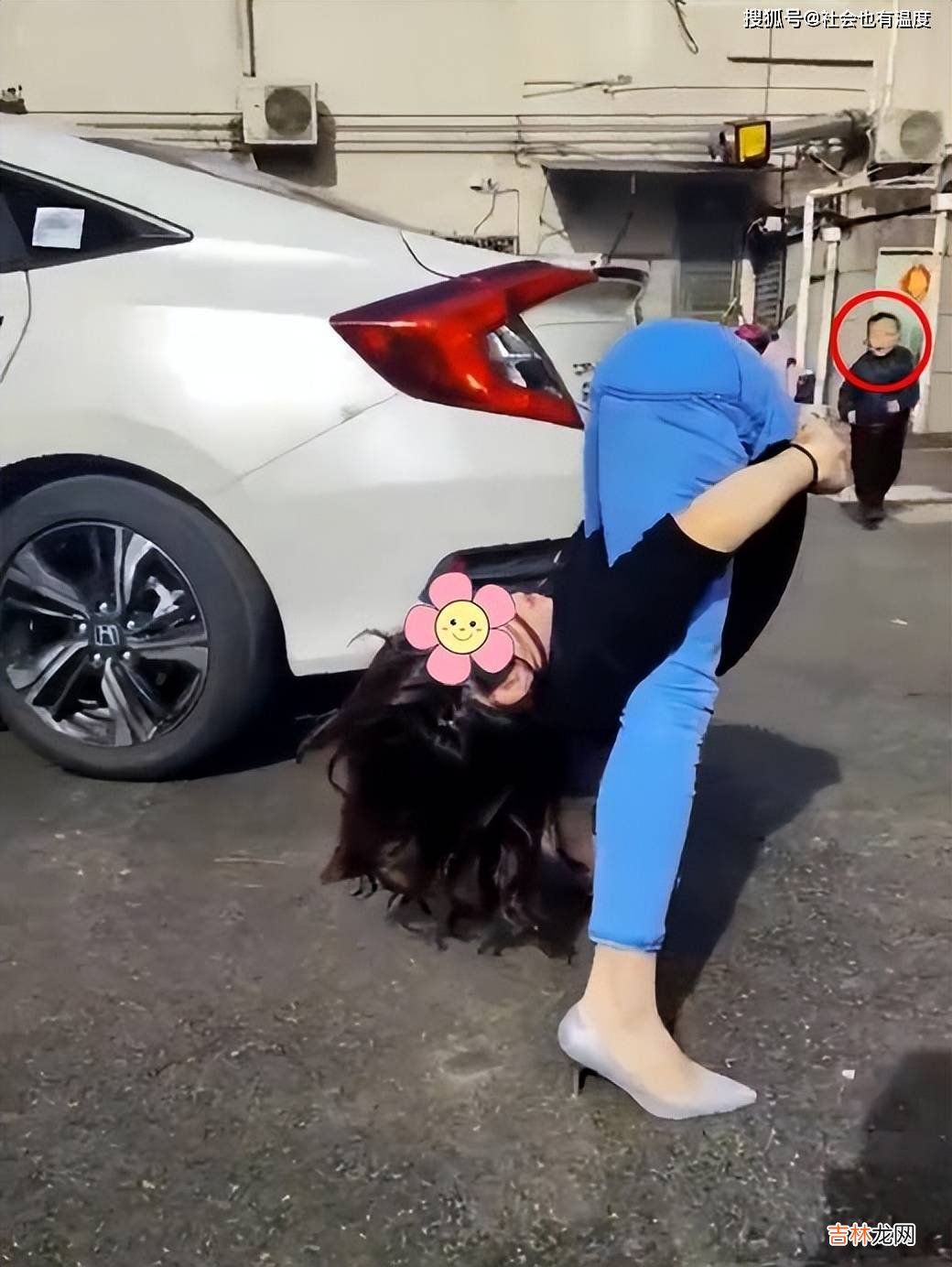 女子花3600元学瑜伽，在男友面前展示成果，小孩嘴巴张成了O型